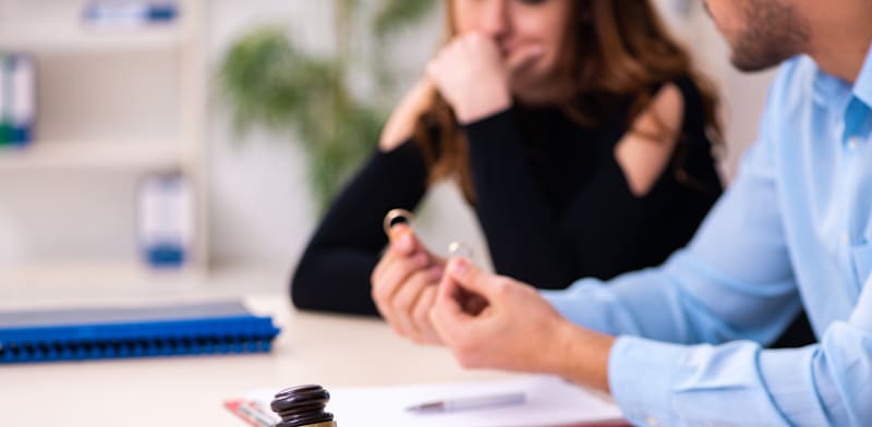 "בני זוג חויבו להחזיר מיליונים למאהב / צילום: Shutterstock"