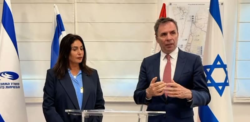 "מנכ''ל וויזאייר ג'וזף וראדי ושרת התחבורה מירי רגב / צילום: צילום מסך"