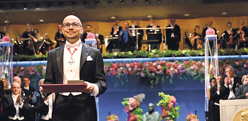 "דמיס הסביס בטקס קבלת פרס נובל 2024 / צילום: Reuters, TT News Agency/Henrik Montgomery"