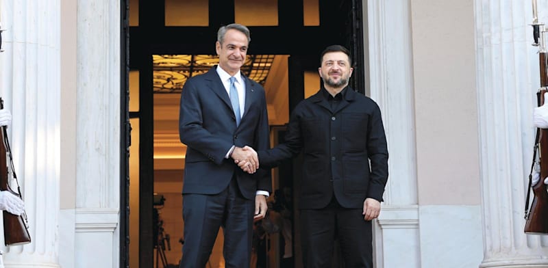 "נשיא אוקראינה זלנסקי (מימין) וראש ממשלת יוון מיצוטאקיס / צילום: ap, Yorgos Karahalis"