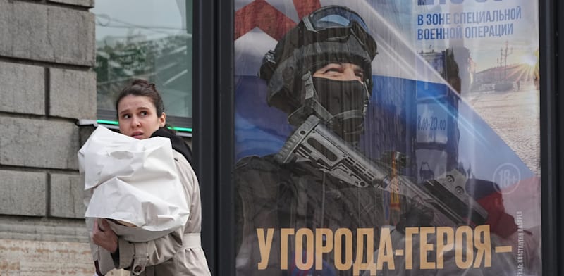 "מודעת גיוס בסנט פטרסבורג / צילום: ap, Dmitri Lovetsky"