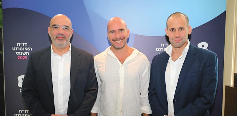 "יו''ר בזק תומר ראבד, הפרזנטור אסי כהן והמנכ''ל ניר דוד / צילום: אלעד גוטמן"