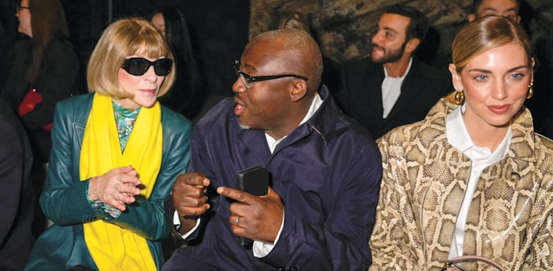 "קיארה פראני בתצוגת אופנה עם עורך ווג הבריטי אדוארד אנינפול ועורכת ווג המיתולוגית אנה וינטור. תעשייה של אישה אחת / צילום: Reuters, Moda Milano/IPA/Sipa USA"