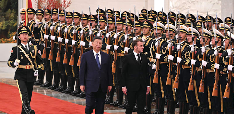 "מקרון לצד נשיא סין שי ג'ינפינג, בביקור בבייג'ינג השבוע / צילום: ap, Adek Berry"