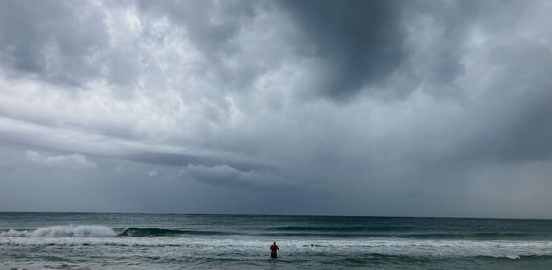 "ענני סערה מעל חוף הים בעתלית, הבוקר / צילום: ap, Ariel Schalit"