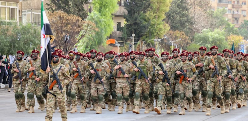 מצעד צבאי לציון יום השנה הראשון לחילוף משטר אסד / צילום: Reuters, Mohammad Daher/NurPhoto