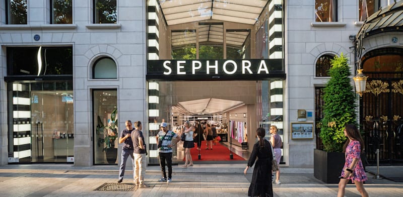 "חנות הדגל של ספורה בשאנז אליזה. ''אומרים שמבקרים בה יותר מבאייפל'' / צילום: Shutterstock"