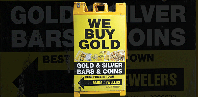 "שלט של חנות שקונה זהב וכסף בניו יורק / צילום: Reuters, Anthony Behar"