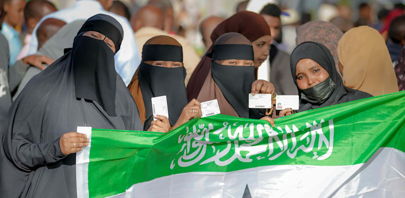 נשים מציגות את דגל סומלילנד לאחר הבחירות לשלטון ב־2024 / צילום: ap, Abdirahman Aleeli