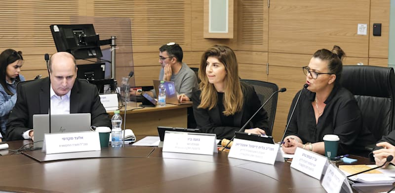 ח''כ גלית דיסטל אטבריאן יו''ר ועדת התקשורת, נועה בירן דדון מנהלת הוועדה, ואלעד מקדסי מנכ''ל משרד התקשורת / צילום: דני שם טוב, דוברות הכנסת