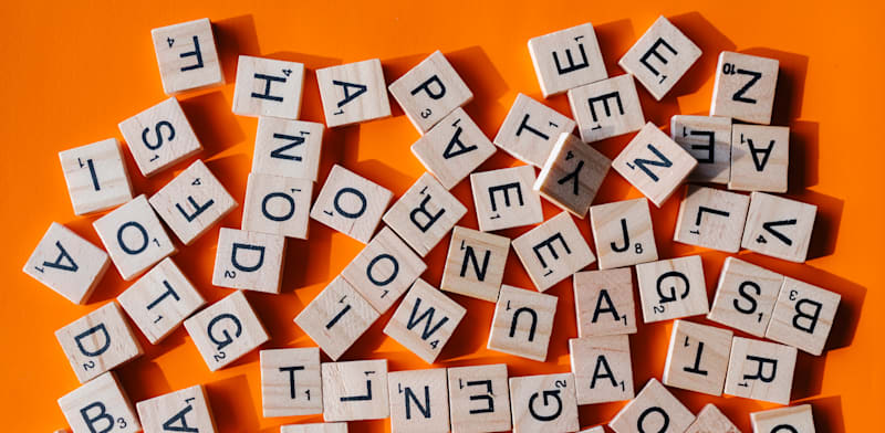 "מהי מילת השנה באנגלית שבחר מילון אוקספורד ל־2025? / צילום: Shutterstock"