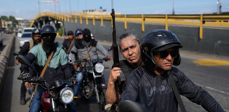 "מיליציות של אזרחים חמושים תומכי הנשיא מדורו יוצאים לרחובות / צילום: ap, Matias Delacroix"