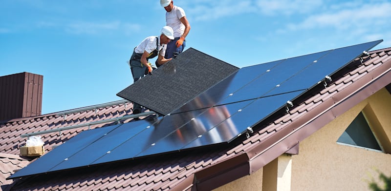 Installing rooftop solar panels credit: Shutterstock