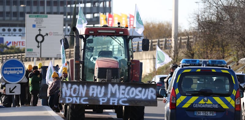 "הפגנות חקלאים בצרפת נגד ההסכם עם אמריקה הלטינית / צילום: ap, Fred Scheiber"