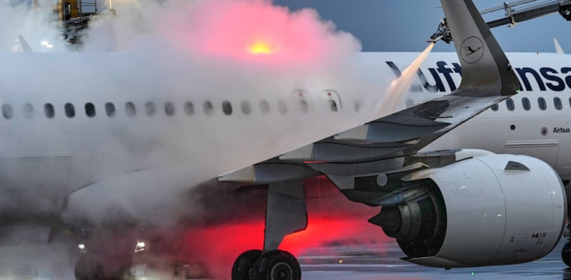 "הפשרת קרח ממטוס בגרמניה / צילום: ap, Michael Probst"