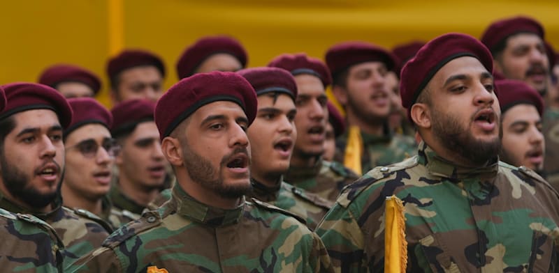 "אנשי חיזבאללה בהלוויה של רמטכ''ל ארגון הטרור / צילום: ap, Hussein Malla"