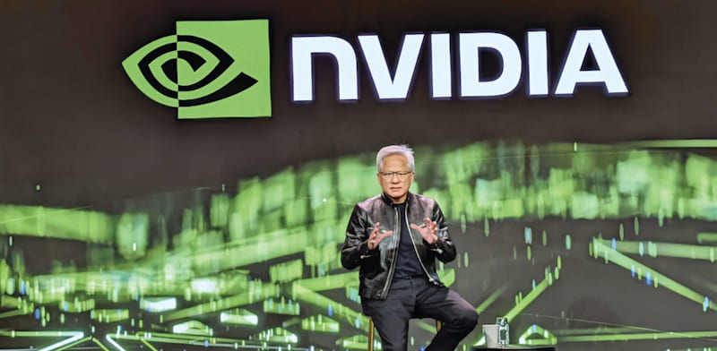 הנאום הפך לתצוגת תכלית. מנכ''ל אנבידיה הואנג בכנס CES השבוע / צילום: Reuters, Kyodo