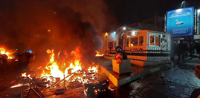 המפגינים באיראן מבעירים רחובות / צילום: Reuters