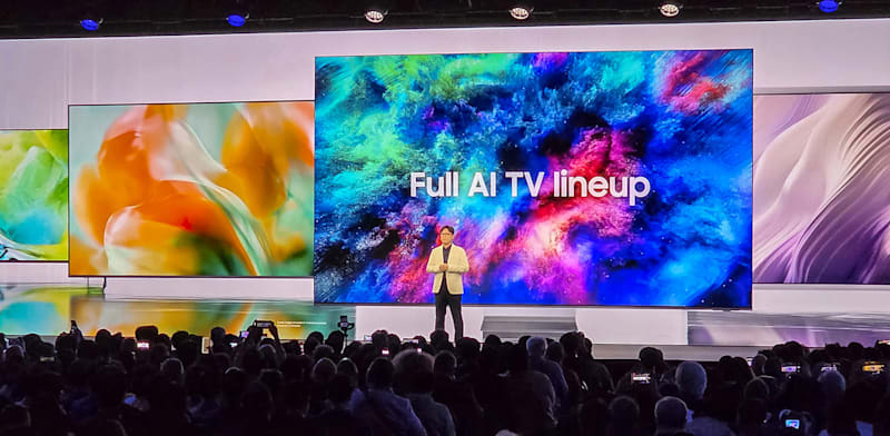 "בכיר בסמסונג מציג בכנס את מהפכת ה-AI של החברה / צילום: סמסונג"