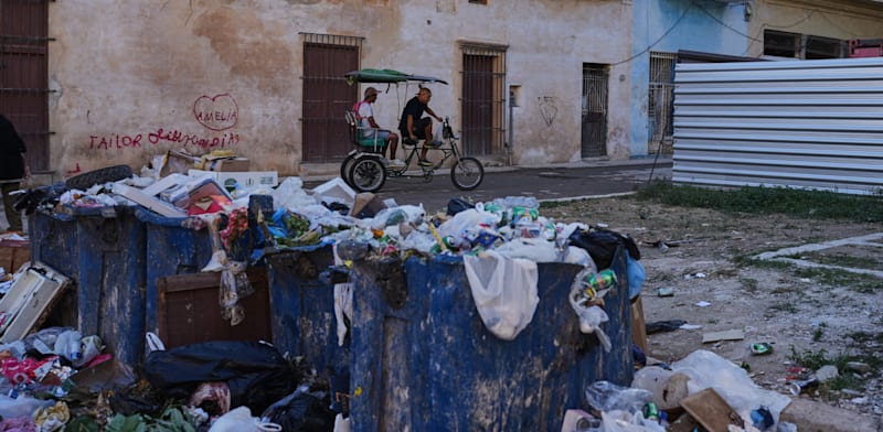 "האשפה נערמת ברחובות הוואנה, קובה / צילום: ap, Ramon Espinosa"