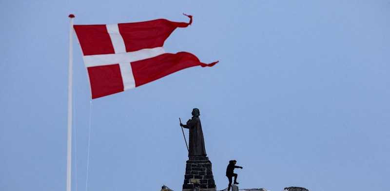 "דגלה של דנמרק מתנוסס על אדמת גרינלנד / צילום: Reuters, Marko Djurica"