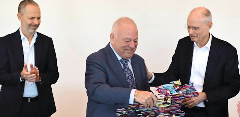 חותמים על העסקה. מימין: ארי קלמן, מנכ''ל מנורה, רוני נתנזון, מייסד מנורה ERN, וערן גריפל, יו''ר מנורה מבטחים / צילום: עידן שיסטר