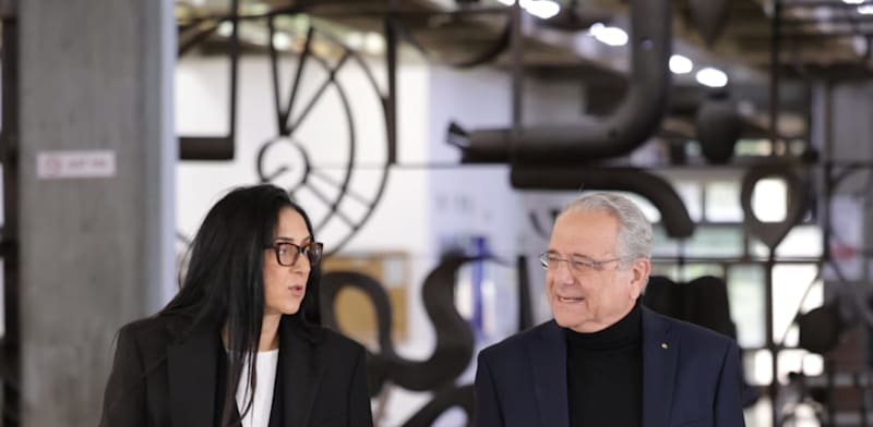 "שרגא ברוש עם עורכת דינו איריס ניב-סבאג בבית המשפט, היום / צילום: מאור גולן"