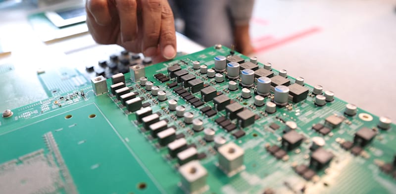 "בברודקום נערכים לבדיקת השבבים שיתחרו באנבידיה / צילום: Reuters, Ying Tang"