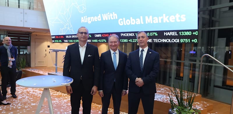 "יו''ר רשות ני''ע ספי זינגר ומנכ''ל הבורסה איתי בן זאב, לצד יו''ר ה-SEC פול אטקינס, בטקס פתיחת המסחר בתל אביב, הבוקר (ו') / צילום: דרור סיתהכל"