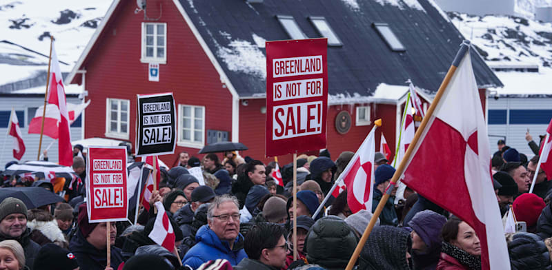 "''גרינלנד לא למכירה''. הפגנה נגד כוונות טראמפ בנוק, בירת גרינלנד / צילום: ap, Evgeniy Maloletka"