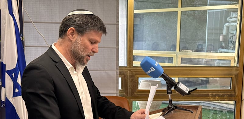 "שר האוצר בצלאל סמוטריץ' חותם על צו שמרחיב את מכסות יבוא הגבינות הקשות / צילום: דוברות שר האוצר"