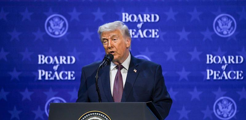 "נשיא ארה''ב דונלד טראמפ מציג את מועצת השלום בדאבוס / צילום: Reuters, Harun Ozalp"