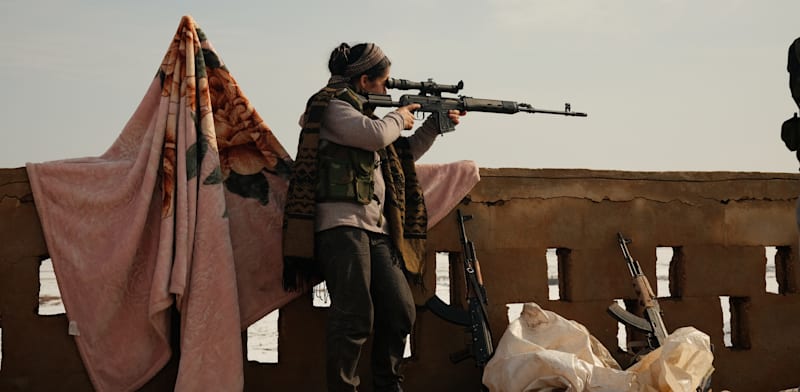 "צלפית מיחידת הלוחמות הכורדיות בסוריה / צילום: Reuters, Thomas Noonan / Hans Lucas"