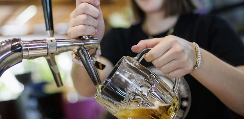 "מוזגת בבית קפה בברלין. רוב העבודות החלקיות הן במגזר השירותים / צילום: Reuters, IMAGO/photothek.de"