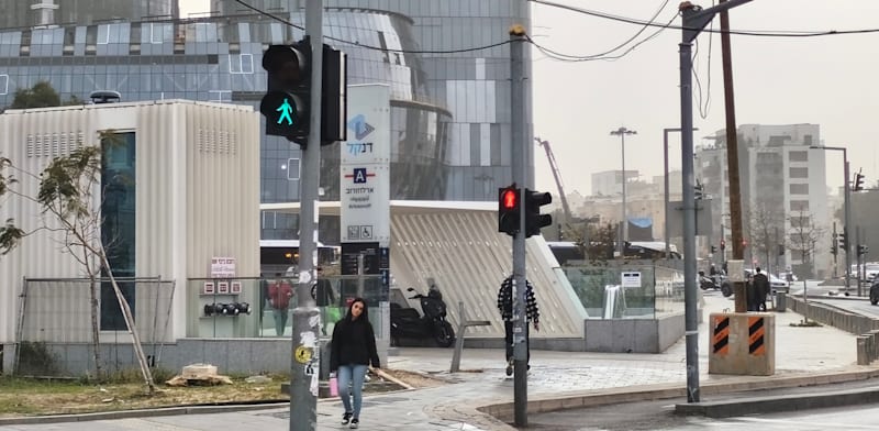 תחנת ארלוזורוב של הרכבת הקלה בתל אביב / צילום: טלי בוגדנובסקי
