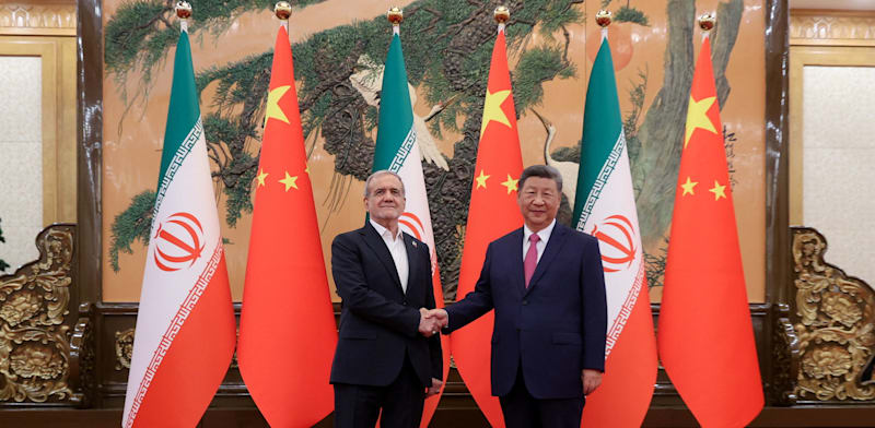 "נשיא סין שי ונשיא איראן פזשכיאן נפגשים בבייג'ינג / צילום: ap, Ng Han Guan"