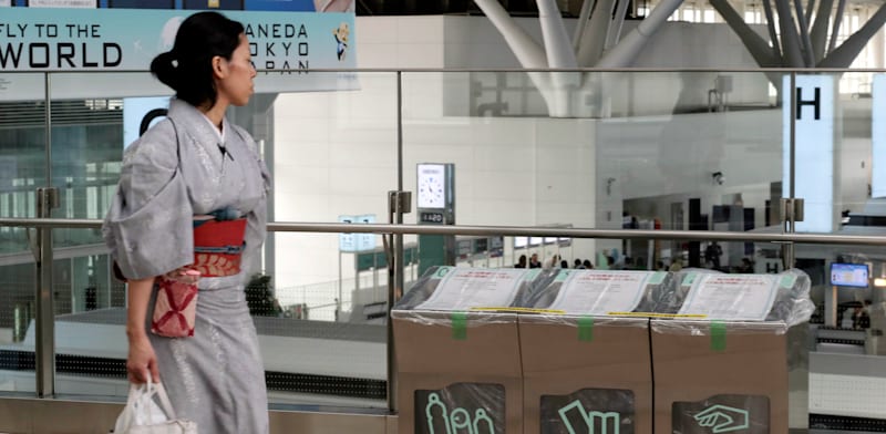 "פחי אשפה בשדה התעופה של טוקיו שנאטמו מסיבות ביטחוניות / צילום: ap, Koji Sasahara"