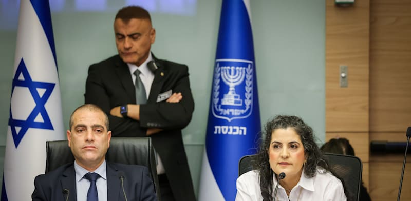 "עו''ד שגית אפק ויו''ר ועדת הכנסת, ח''כ אופיר כץ, בדיון על פיצול חוק ההסדרים / צילום: נעם מושקוביץ, דוברות הכנסת"