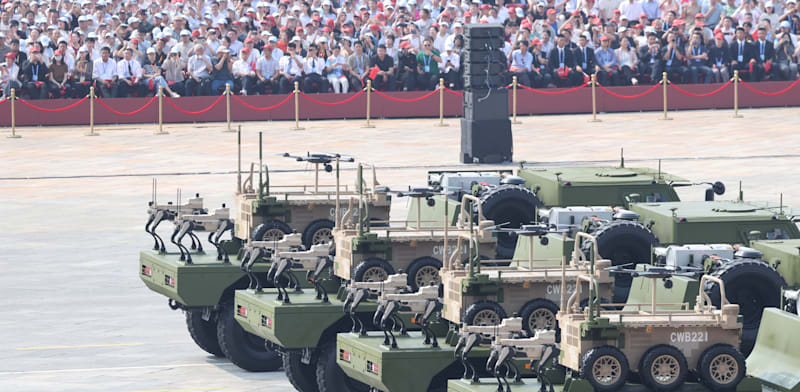 כלים בלתי מאוישים במצעד צבאי בבייג'ינג, ספטמבר. גרסאות חמושות של כלבים רובוטיים וכטב''מים / צילום: Reuters, Sheng Jiapeng/China News Service/VCG