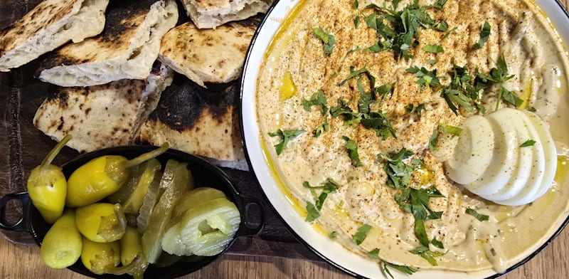 "חומוס ב–MID BAR / צילום: אורנה בן חיים"