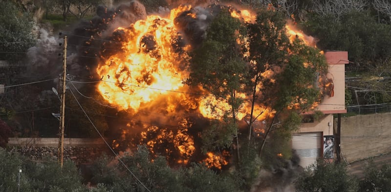 "להבות עולות מבניין בדרום לבנון שנפגע בתקיפה אווירית ישראלית בתחילת החודש / צילום: ap, Mohammad Zaatari"
