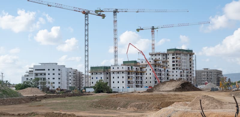 "אתר בנייה במרכז הארץ. ''כשהשוק מאט, יש ליזמים תמריץ לתת הנחות והטבות'' / צילום: Shutterstock"