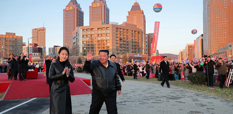 "קים ג'ו אה לצד אביה, באחת מהופעותיה הפומביות / צילום: Reuters"