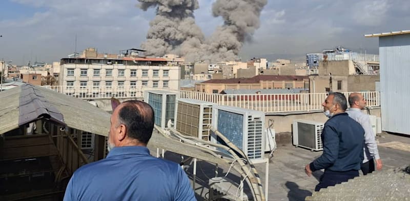 "תושבים צופים בפטריית העשן כתוצאה מפיצוצים בטהרן, הבוקר / צילום: ap"