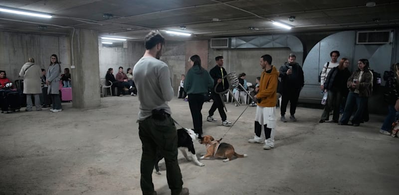 "אנשים במקלט בשל מתקפת טילים מאיראן / צילום: ap, Ohad Zwigenberg"