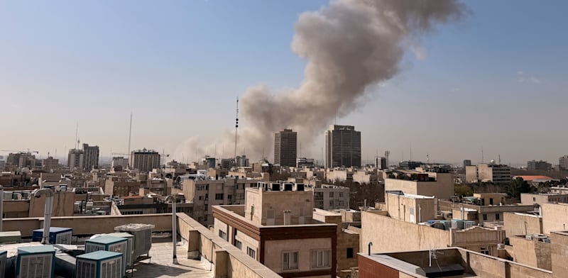 "עשן בטהרן לאחר תקיפה משובלת של ישראל וארה''ב / צילום: ap"