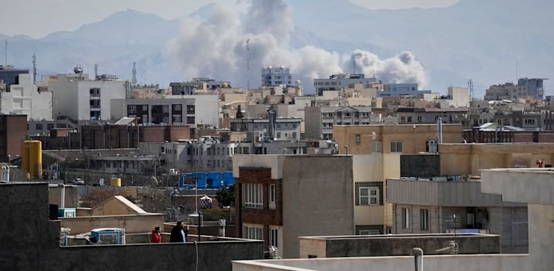 "עשן בטהרן לאחר התקיפה המשולבת של ישראל וארה''ב / צילום: AP"