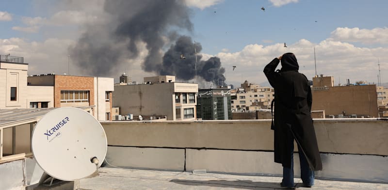 "עשן בטהרן לאחר התקיפה המשולבת של ישראל וארה''ב / צילום: AP"