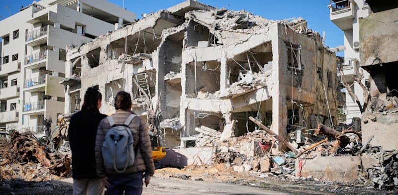 "בניין שנפגע מטיל איראני בתל אביב / צילום: ap, Ohad Zwigenberg"