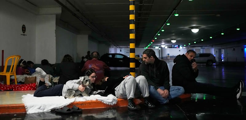 "אנשים מתמגנים בחניון בעקבות טילים שנורו מאיראן / צילום: ap, Ohad Zwigenberg"